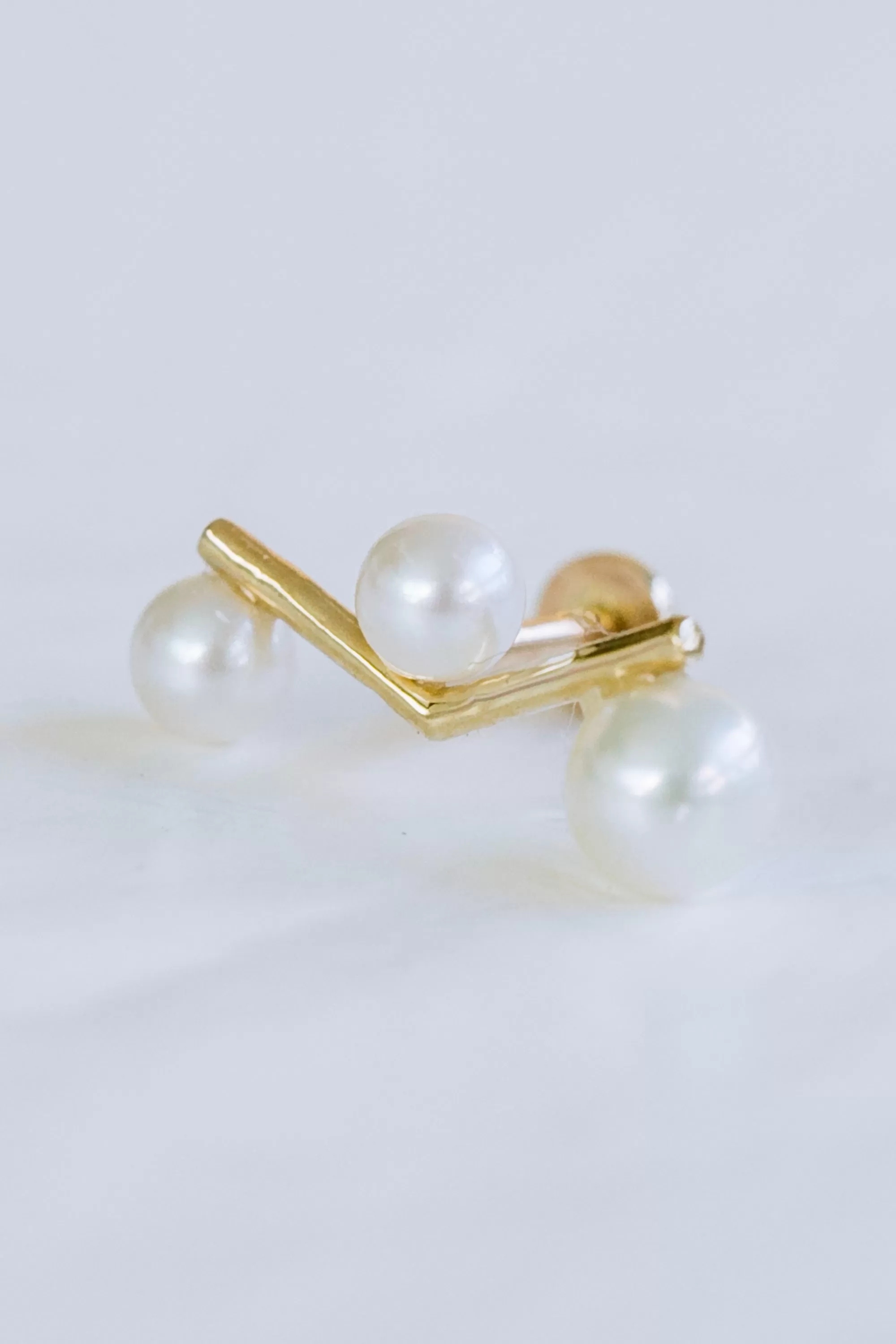 14K Solid Gold Cartilage Delicate Fresh Water Pearl V Chevron Internally Internal Threaded Earring Labret