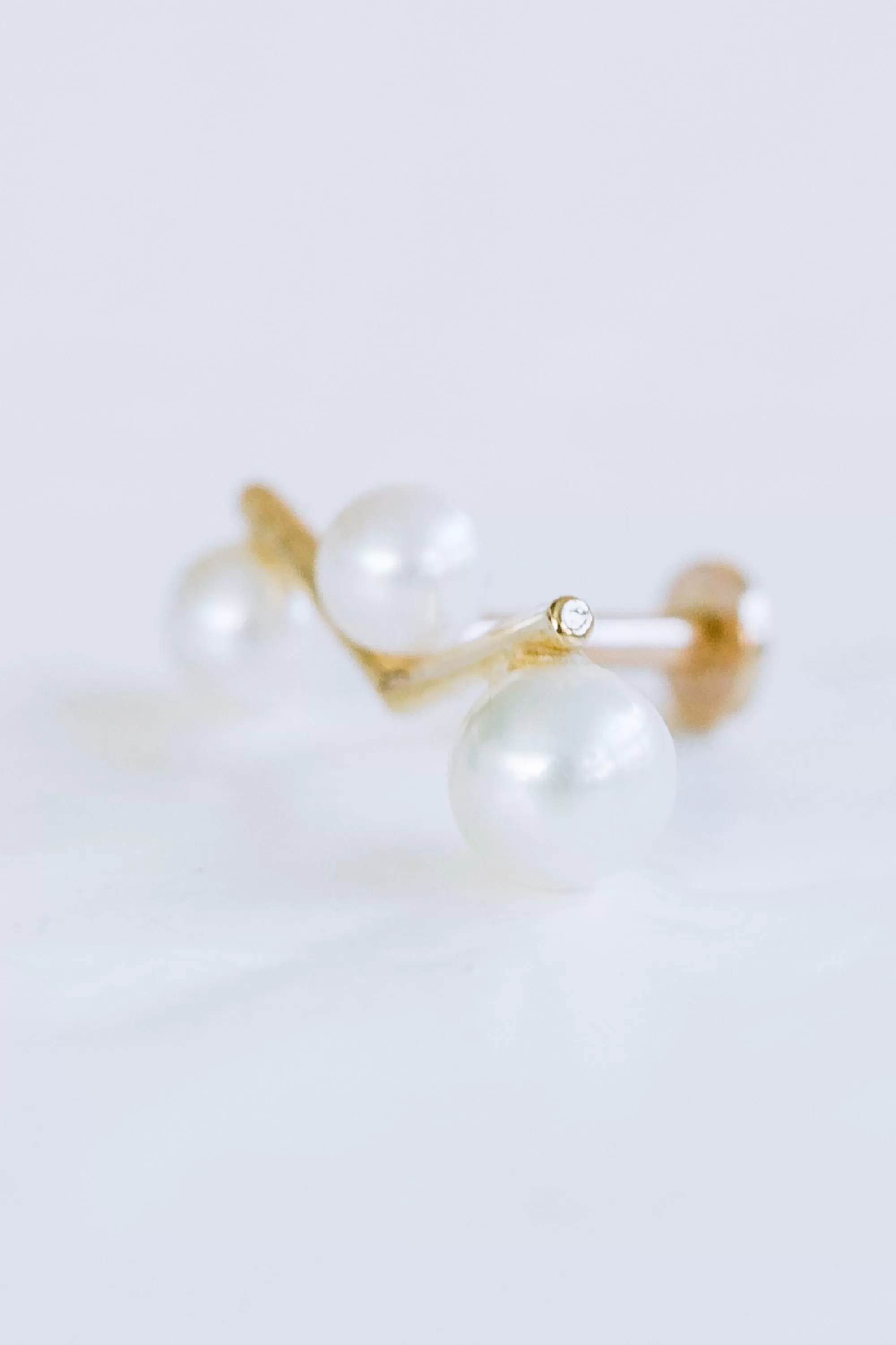 14K Solid Gold Cartilage Delicate Fresh Water Pearl V Chevron Internally Internal Threaded Earring Labret