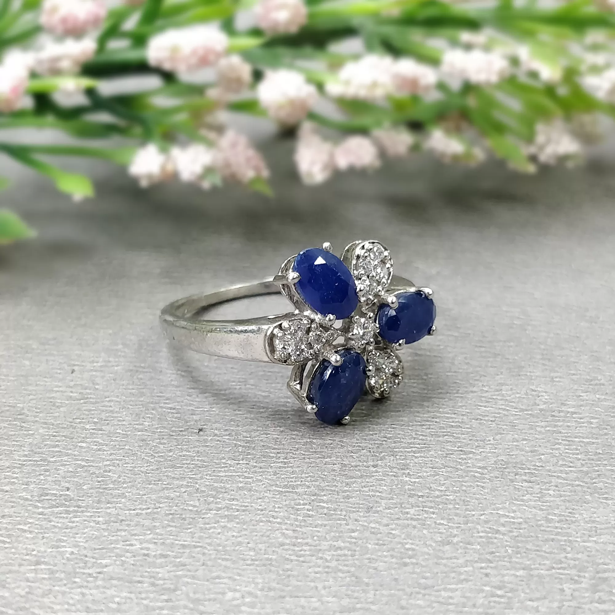 Blue SAPPHIRE Gemstone With CZ RING: 2.890gms 925 Sterling Silver Natural Sapphire Oval Normal Cut Prong Set Unisex Ring 7.25US