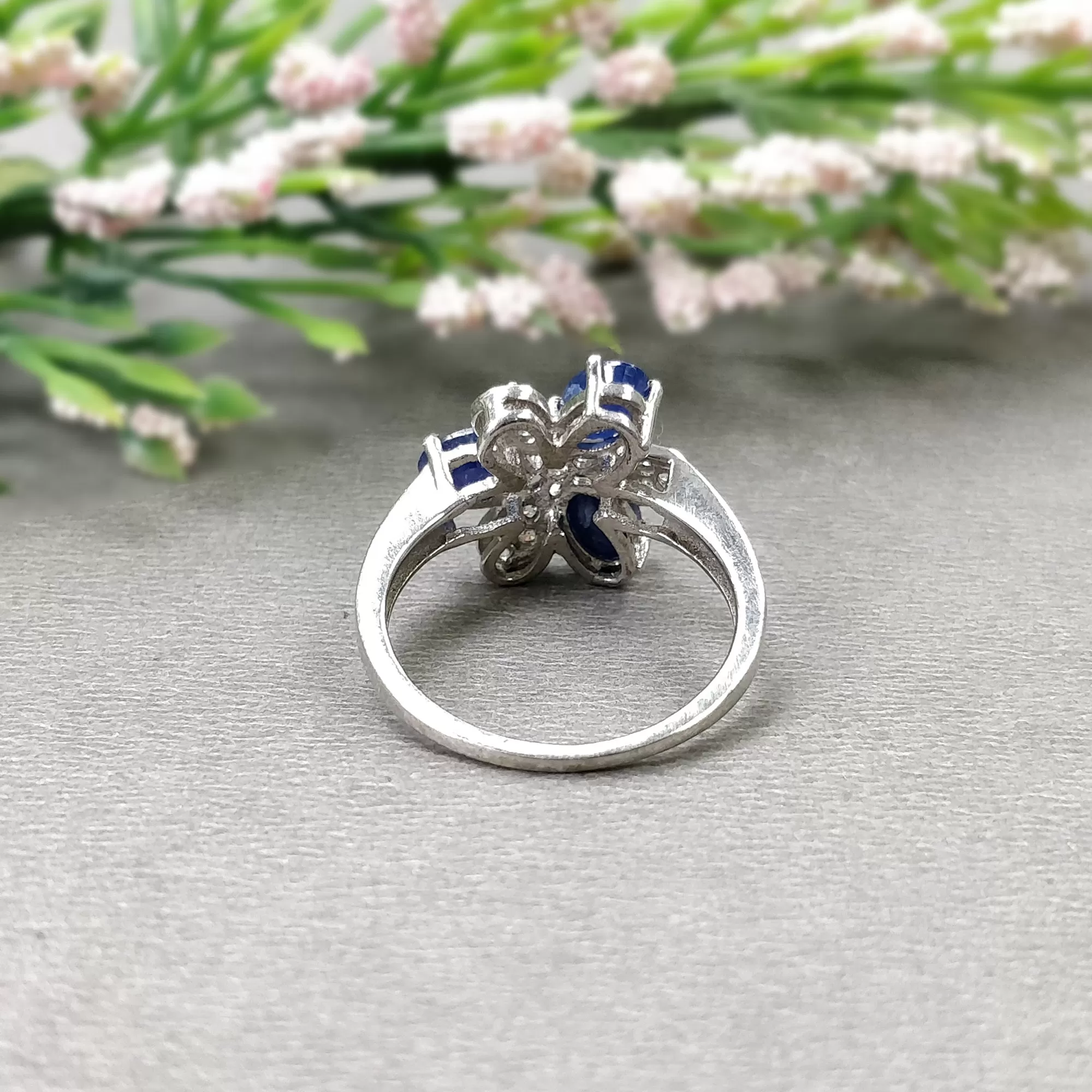 Blue SAPPHIRE Gemstone With CZ RING: 2.890gms 925 Sterling Silver Natural Sapphire Oval Normal Cut Prong Set Unisex Ring 7.25US