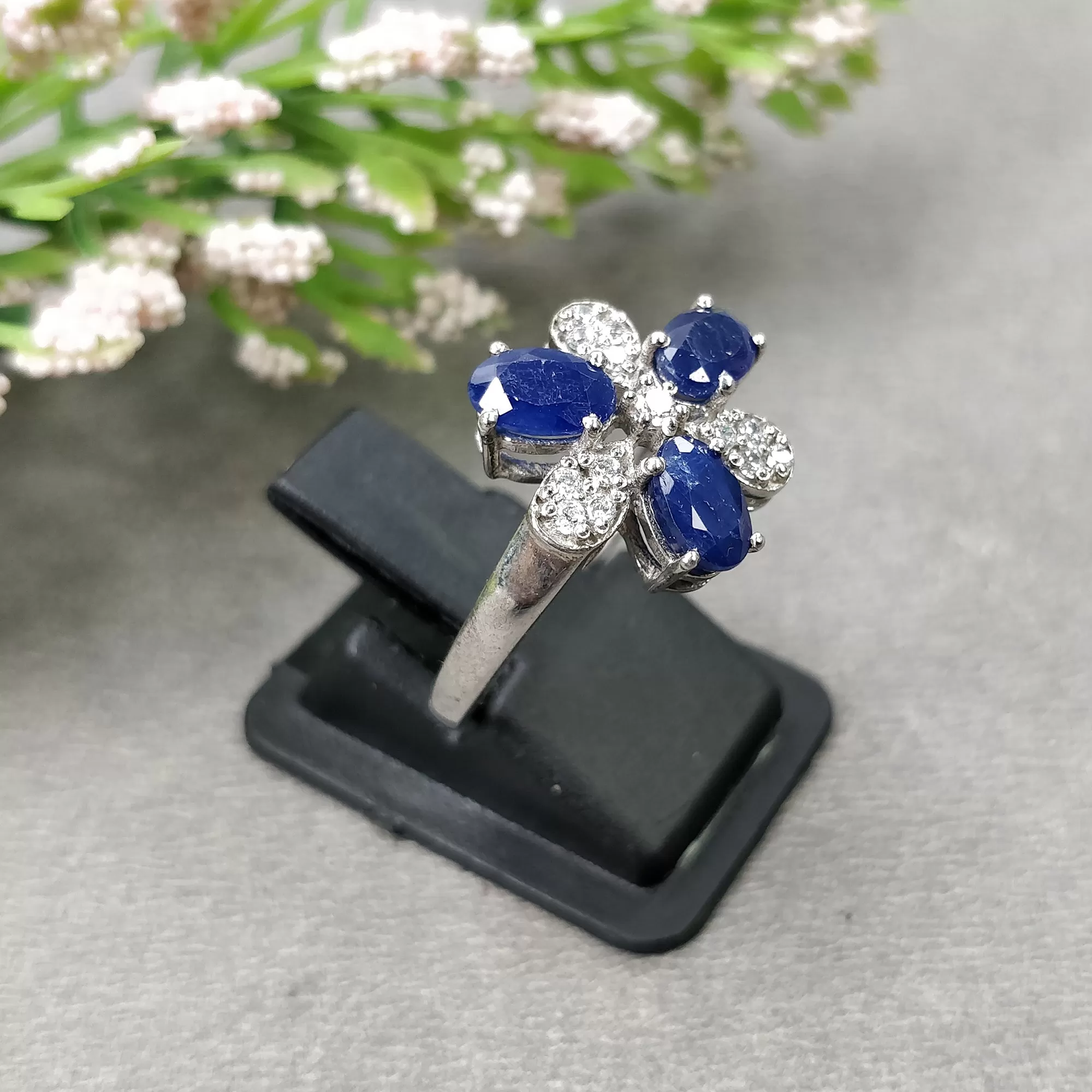 Blue SAPPHIRE Gemstone With CZ RING: 2.890gms 925 Sterling Silver Natural Sapphire Oval Normal Cut Prong Set Unisex Ring 7.25US