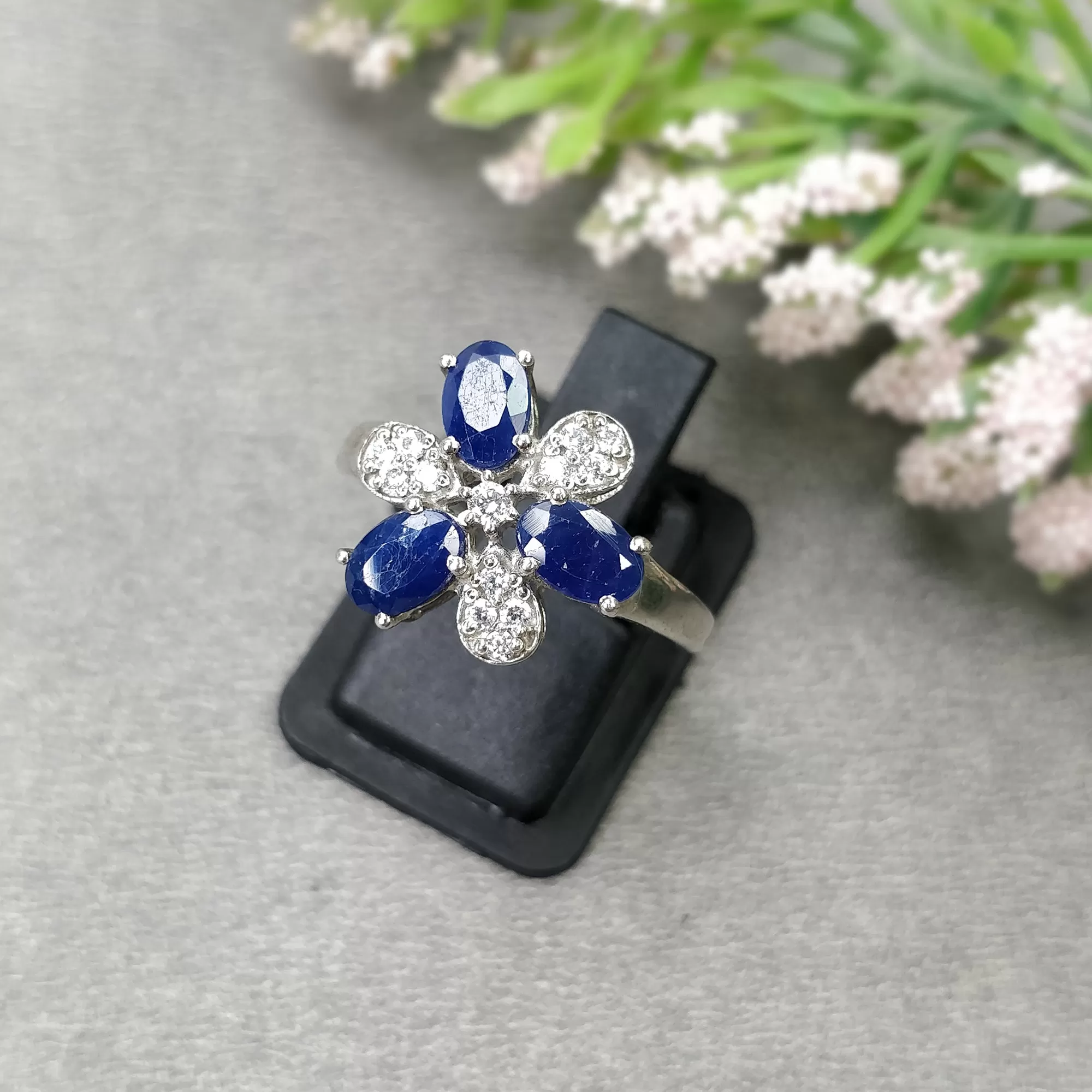 Blue SAPPHIRE Gemstone With CZ RING: 2.890gms 925 Sterling Silver Natural Sapphire Oval Normal Cut Prong Set Unisex Ring 7.25US