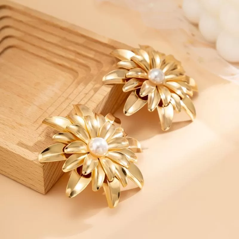 Women's Exaggerated Daisy Flower Stereo Stud Earrings